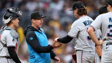 El lanzador Ryan Weathers (derecha) fue canjeado por cuatro prospectos.