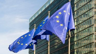 Banderas de la Unión Europea ondean antes de una cumbre de la UE en Bruselas, el jueves 27 de junio de 2024.
