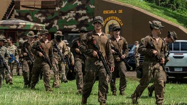 Militares panameños y estadounidenses participan en un entrenamiento de maniobras de supervivencia liderado por el Ejército de Estados Unidos en la Escuela de la Jungla de la antigua base militar estadounidense Sherman en Colón, Panamá, el 22 de octubre de 2025. (Foto de WALTER HURTADO / AFP).