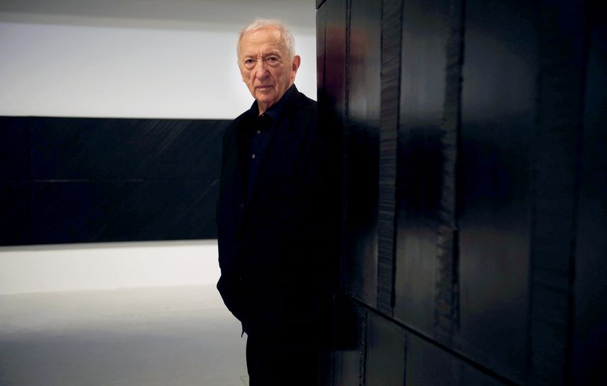 En esta foto de archivo tomada el 13 de octubre de 2009, el artista francés Pierre Soulages posa en el Centro Pompidou de París. El pintor murió a los 102 años, dijeron sus familiares a la AFP el 26 de octubre de 2022.