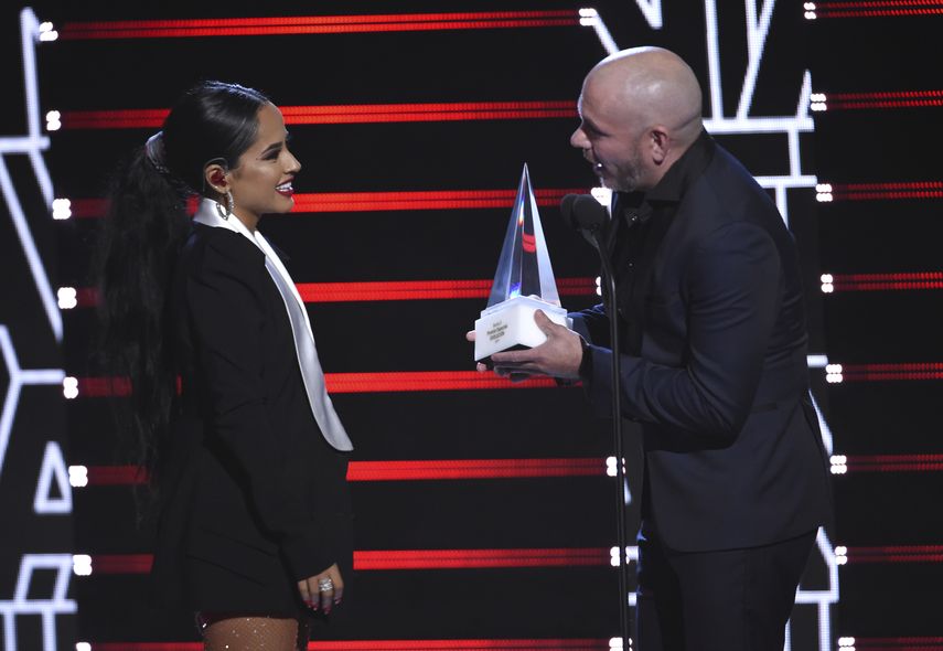 Pitbull le entrega a Becky G el Premio Evoluci&oacute;n Extraordinaria en la ceremonia de los Latin American Music Awards, el jueves 17 de octubre del 2019 en el Teatro Dolby, en Los Angeles.&nbsp;