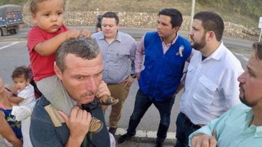 David Smolansky (2do der.), comisionado del secretario general de la OEA para&nbsp;la crisis de migrantes y refugiados venezolanos, en su visita a Brasil.