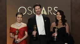La artista y guionista surcoreana-canadiense Maggie Kang, el director de cine estadounidense Chris Appelhans y la productora de cine Michelle Wong posan en la sala de prensa con el Oscar a la Mejor Película de Animación por KPop Demon Hunters durante la 98.ª edición de los Premios de la Academia en el Dolby Theatre de Hollywood, California, el 15 de marzo de 2026.