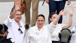 El expresidente de Honduras, Juan Orlando Hernández, al arribó a su país en el aeropuerto internacional Palmerola. Lo reciben su esposa Ana García, sus hijas y amigos.