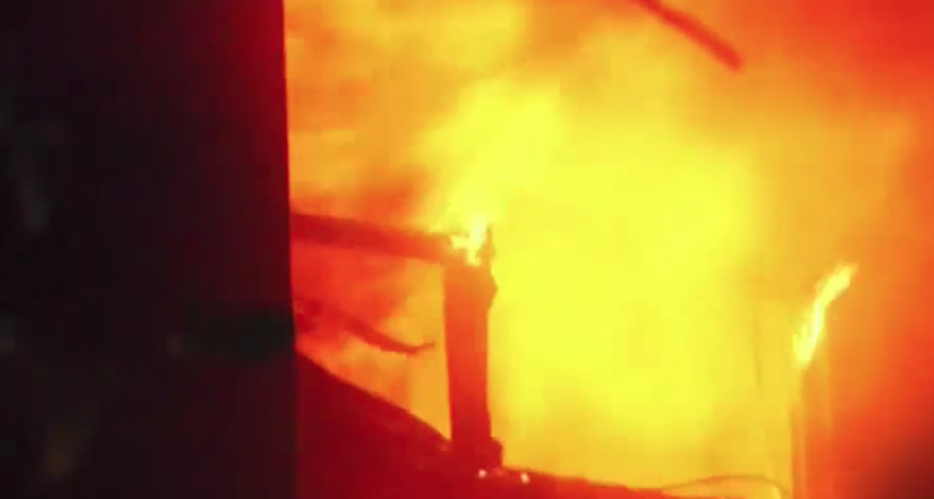 Captura de pantalla del incendio del edificio donde falleció el señor en Pompano Beach.&nbsp;