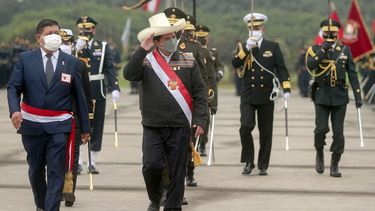 El presidente de Perú Pedro Castillo (derecha) y su jefe de gabinete Guido Bellido.