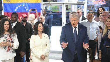 El presidente de Estados Unidos, Donald Trump, habla con sus simpatizantes en el restaurante venezolano El Arepazo en Miami, Florida, el 9 de marzo de 2026.