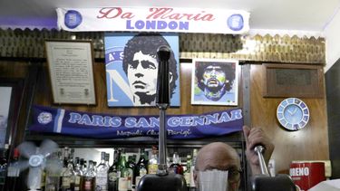 Altar dedicado a Diego Maradona en el Bar Nilo de Nápoles, ciudad que nunca dejó de adorar al argentino. Foto del 18 de septiembre del 2019.&nbsp;