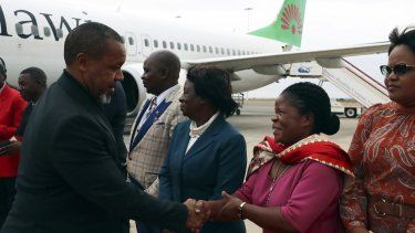 El vicepresidente de Malaui, Saulos Chilima (izquierda), saluda a funcionarios gubernamentales a su regreso de un viaje a Corea del Sur, en Lillongwe, el 9 de junio de 2024. 