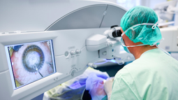 Durante la operación se ve el ojo del paciente agrandado gracias a un microscopio.