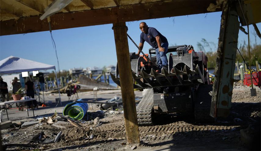 Limpian terreno en Getaway Marina, cuando comienza la reconstrucción en San Carlos Boulevard en Fort Myers Beach, Florida.
