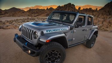 En esta foto provista por Fiat Chrysler se ve el Jeep Wrangler Rubicon 4xe 2021. Fiat Chrysler present&oacute; el jueves 3 de septiembre de 2020 su primer Jeep el&eacute;ctrico.&nbsp;