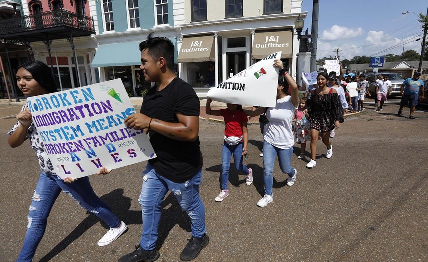 Hijos de inmigrantes mayormente hispanos participan en un acto en apoyo de inmigrantes detenidos en una planta procesadora de alimentos en Canton, Mississippi el 11 de agosto del 2019.&nbsp;