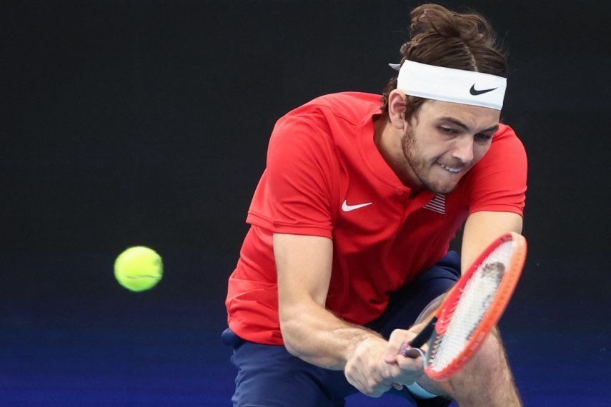 Taylor Fritz, representante de los Estados Unidos, golpea la pelota en pleno juego de la United Cup, el 2 de enero de 2022.