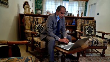El diácono de la iglesia cristiana Nuestra Señora de la Salvación de Bagdad, Luis Clemis, fotografiado durante una entrevista con la Associated Press el 17 de febrero del 2021.&nbsp;