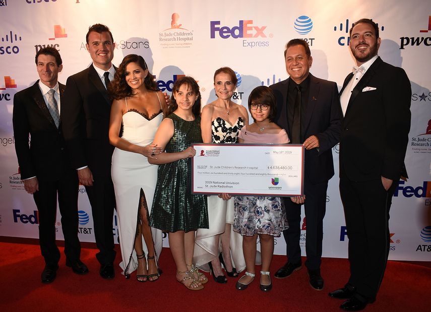 Robert Marcher, Alberto Sardiñas, Pamela Silva, Dani Cruz y Chad Buschell, junto a las pequeñas Victoria Rubio y María Valentina, presentaron la donación de Univision.