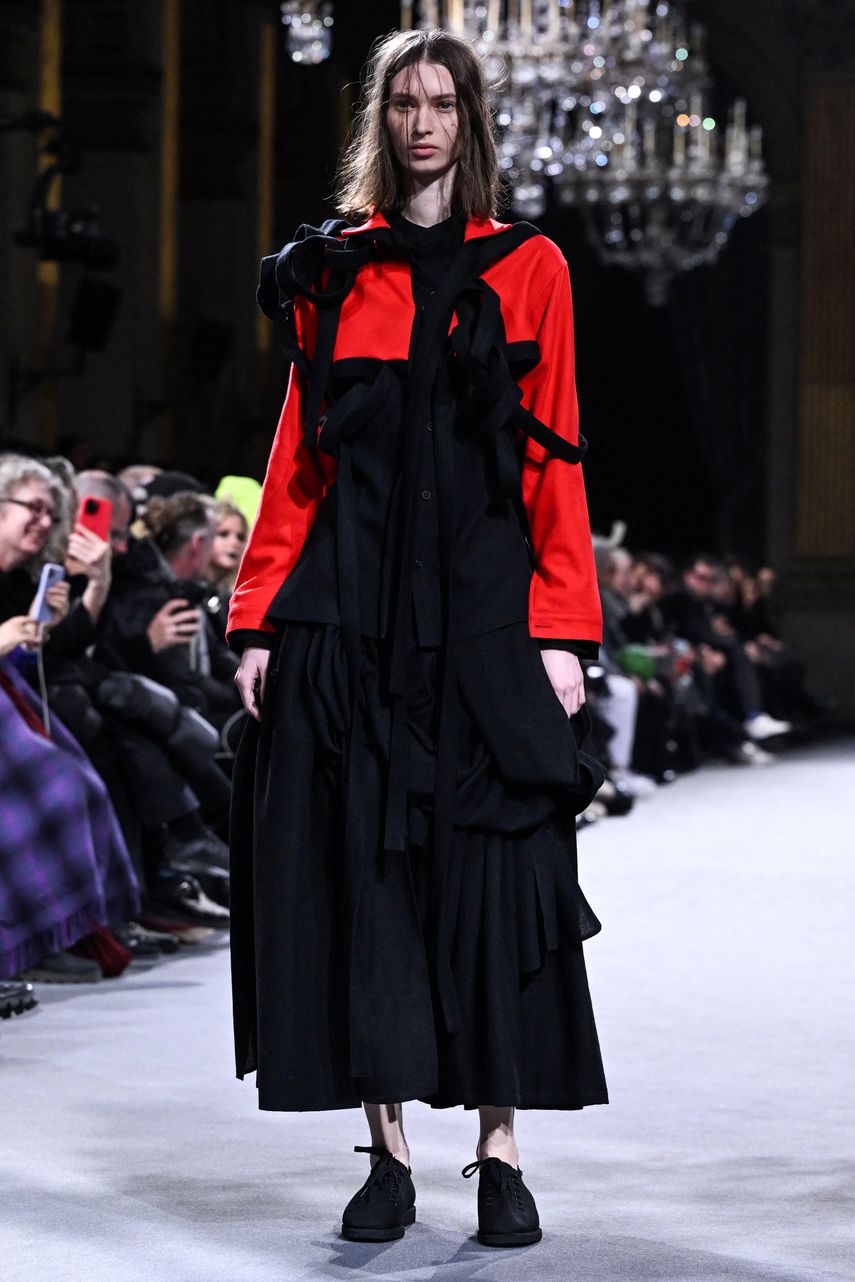 Una modelo presenta una creación de la colección Otoño-Invierno 2023-2024 del japonés Yohji Yamamoto Womenswear durante la Semana de la Moda de París el 3 de marzo de 2023.