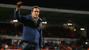 El actor estadounidense y propietario del Wrexham, Ryan Reynolds, saluda a los fanáticos mientras camina por el campo antes del partido de fútbol de tercera ronda de la Copa FA inglesa entre el Wrexham y el Nottingham Forest en el Racecourse Ground Stadium en Wrexham, al norte de Gales, el 9 de enero de 2026.&nbsp;