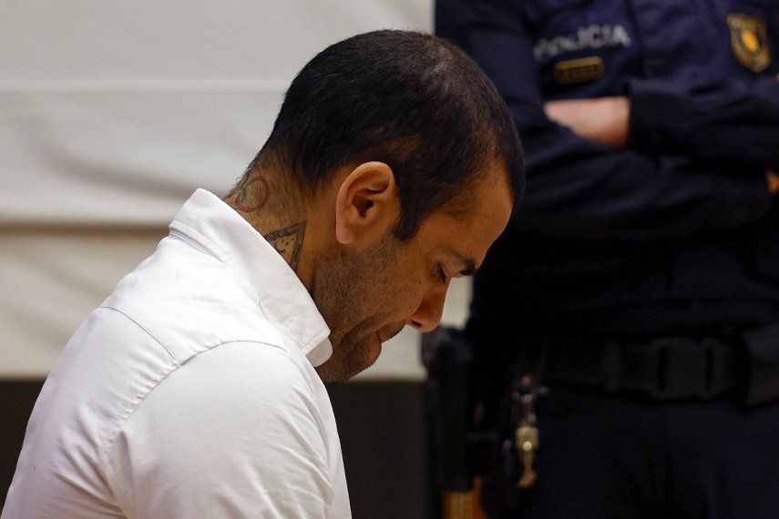 El futbolista brasileño Dani Alves mira hacia abajo durante su juicio en el Tribunal Superior de Justicia de Cataluña en Barcelona, el 5 de febrero de 2024. El futbolista brasileño Dani Alves mira hacia abajo durante su juicio en el Tribunal Superior de Justicia de Cataluña en Barcelona, el 5 de febrero de 2024.