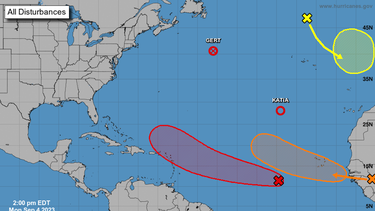 Posible trayectoria de la perturbación AL95, que se convertiría en un poderoso huracán, según el Centro Nacional de Huracanes.&nbsp;