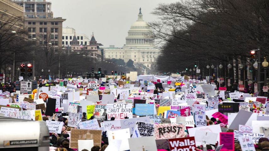Cientos de personas marchan por la Avenida Pennsilvanya en Washington en la llamada Marcha de Mujeres, para rechazar las políticas del Gobierno del presidente Donald Trump.