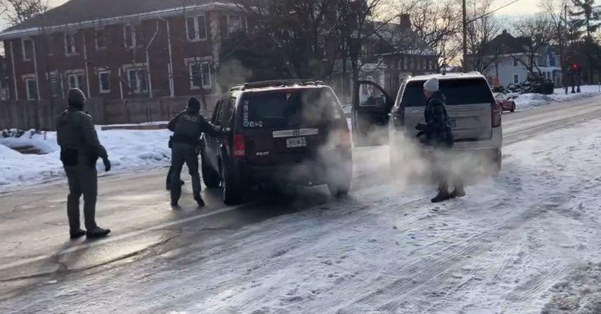 La imagen de la mujer que bloquea el paso de agentes de ICE en Minneapolis, el intento de atropellar a agentes de migración, terminó con la muerte de la victimaria.