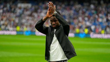 El jugador del Real Madrid, Vinicius Júnior, aplaude a los espectadores antes de un juego de Liga entre su club y el Rayo Vallecano en el estadio Santiago Bernabéu en Madrid, España, el miércoles 24 de mayo de 2023.