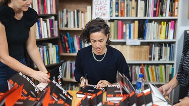 La periodista Paola Ramos presenta su libro Desertores o Defectors en inglés.&nbsp;