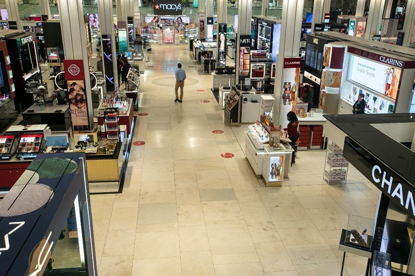 Empleados de una tienda de la cadena Macys en la plaza Herald Square se preparan para reabrir, el viernes 19 de junio de 2020, en Nueva York. 