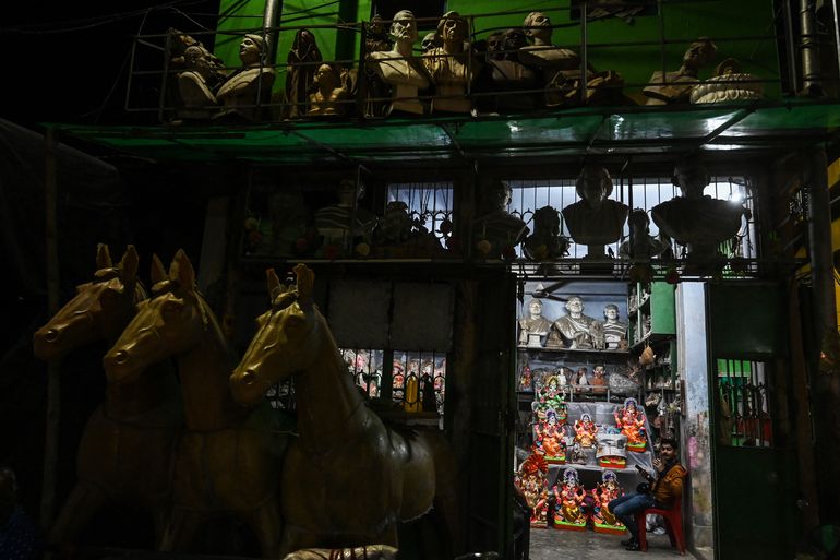 Un artesano que vende ídolos de arcilla de la deidad hindú Ganesha, con cabeza de elefante, espera a los clientes en la víspera del festival Ganesh Chaturthi en el pueblo Kumartoli, en Calcuta, el 30 de agosto de 2022. DIBYANGSHU SARKAR / AFP