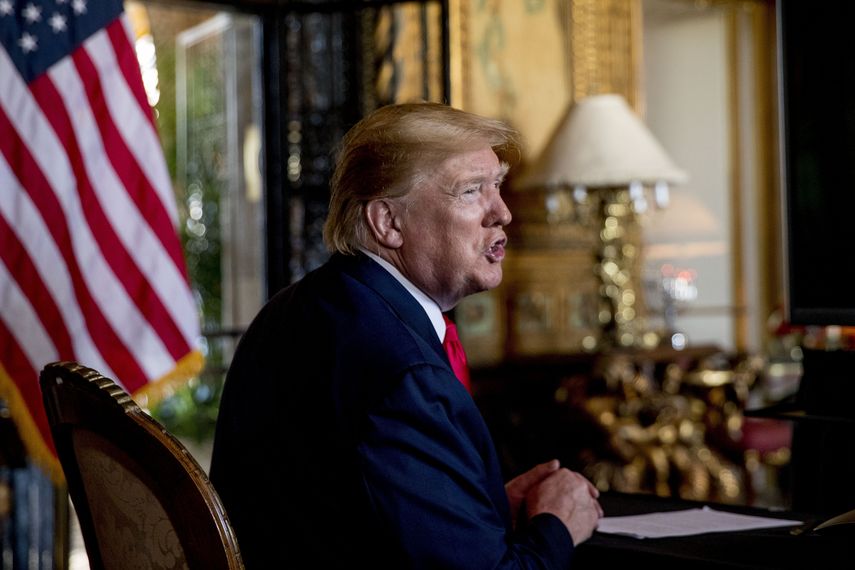 Fotograf&iacute;a de archivo del 24 de diciembre de 2019 del presidente Donald Trump hablando con la prensa tras la videoconferencia de la v&iacute;spera de Navidad con miembros del ej&eacute;rcito desde su casa en Mar-a-Lago, en Palm Beach, Florida.&nbsp;