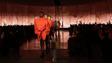 Modelos presentan creaciones de Saint Laurent para la colección de prêt-à-porter femenina otoño-invierno 2025/2026, en el marco de la Semana de la Moda de París, el 11 de marzo de 2025.