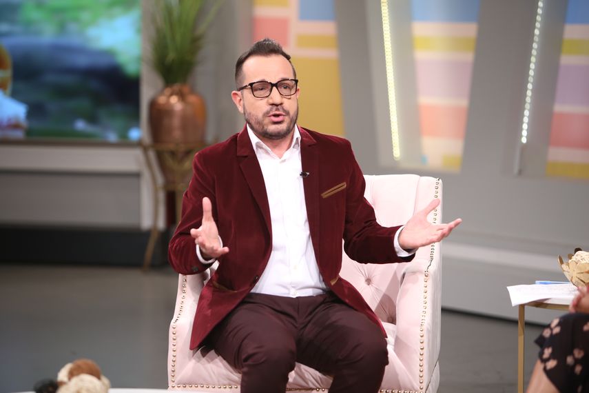 El presentador Jorge Luis Sánchez Grass en el set del programa&nbsp;El Social TV Show con Sánchez Grass.