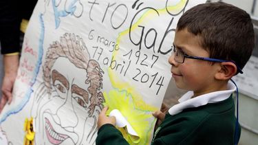 Un niño sostiene un cartel del escritor colombiano Gabriel García Márquez, en la entrada a un homenaje que se le rindió al Nobel de Literatura, en la Catedral Primada de Bogotá (Colombia). EFE/JUAN MANUEL BARRERO