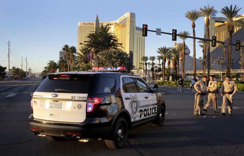 Miembros de la policía bloquean Las Vegas Boulevard frente al hotel Mandalay Bay, lugar en el que se produjo un tiroteo durante el festival Route 91 Harvest, en Las Vegas, Estados Unidos. 