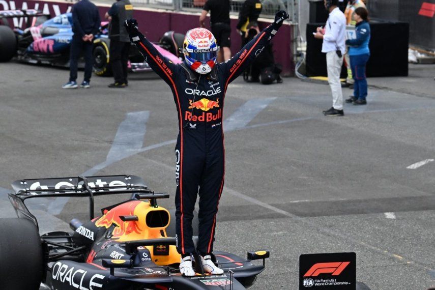 El piloto holandés de Red Bull Racing, Max Verstappen, celebra en el parque cerrado tras ganar el Gran Premio de Azerbaiyán de Fórmula 1 en el Circuito de la Ciudad de Bakú, en Bakú, el 21 de septiembre de 2025.