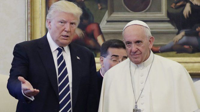 El papa Francisco (der.) escucha al presidente estadounidense Donald Trump durante una audiencia privada en el Vaticano el 24 de mayo de 2017.&nbsp;
