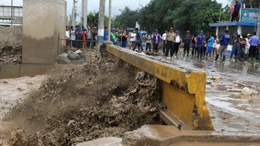 Las calles están virtualmente tomadas por las aguas y cientos de personas permanecen en el lugar