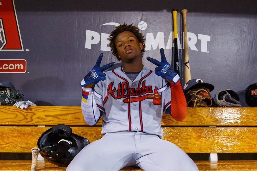 El venezolano Ronadl Acuña Jr., novato sensación de los Bravos de Atlanta y&nbsp; fuerte candidato para ganar el premio&nbsp; en la Liga Nacional, es uno de los 12 latinos que viajarán a Japón.