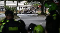 Policía y militares de Colombia llegaron luego del ataque terrorista a un autobús en el Departamento del Cauca, que dejó siete muertos este sábado 25 de abril 2026. Policía y militares de Colombia llegaron luego del ataque terrorista a un autobús en el Departamento del Cauca, que dejó siete muertos este sábado 25 de abril 2026.