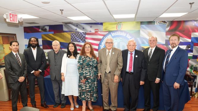 Panelistas y organizadores del foro “Quo Vadis Cuba 2026”, en Miami