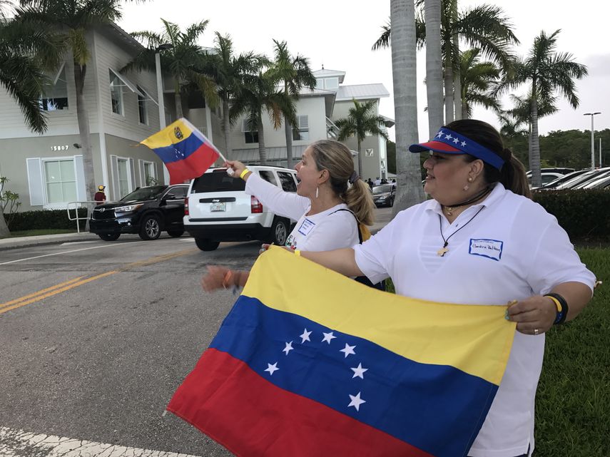 Voluntarias señalan el lugar a los participantes en la elecciones&nbsp;