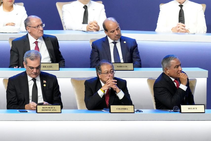 El presidente colombiano, Gustavo Petro, en el centro, atento entre otros líderes al dicurso del nuevo presidente panameño, José Raúl Mulino, en la ceremonia de toma de posesión en el Centro de Convenciones de Atlapa en Ciudad de Panamá, el lunes 1 de julio de 2024.