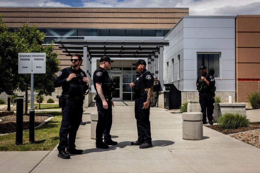 Los oficiales se mantienen de guardia fuera de la cárcel del condado de Boulder el 5 de junio de 2025, antes de una audiencia judicial para Mohamed Sabry Soliman, sospechoso del ataque con cócteles Molotov el 1 de junio a una manifestación judía en Boulder, Colorado, en apoyo a los secuestrados del grupo terrorista Hamàs.