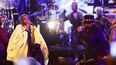 La rapera y cantante estadounidense Lauryn Hill y el rapero haitiano Wyclef Jean actúan en el escenario durante los premios BET 2024 en el teatro Peacock de Los Ángeles, el 30 de junio.