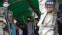 Migrantes hondureños de pie en un vehículo del ejército guatemalteco antes de regresar a su hogar, el sábado 3 de octubre de 2020, en Morales, Guatemala Migrantes hondureños de pie en un vehículo del ejército guatemalteco antes de regresar a su hogar, el sábado 3 de octubre de 2020, en Morales, Guatemala