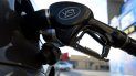 Un cliente echa combustible a su auto en una estación de gasoliona en EEUU. Un cliente echa combustible a su auto en una estación de gasoliona en EEUU.
