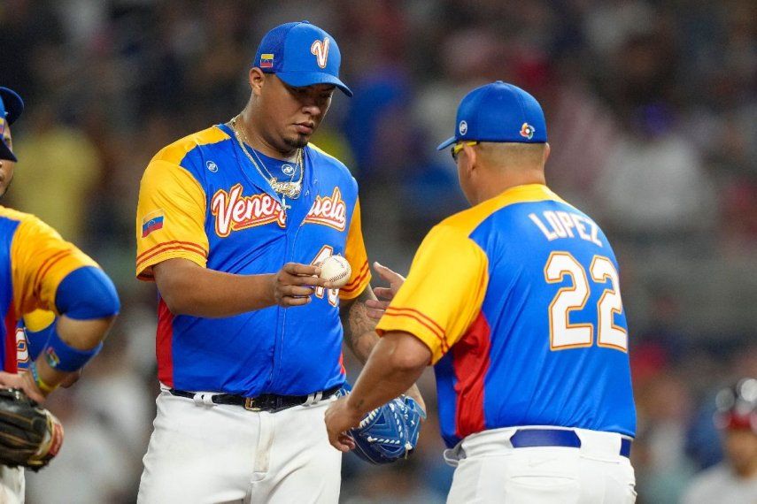 El mánager venezolano Omar López #22 recibe la pelota del lanzador Carlos Hernández #43 durante un cambio de lanzador en la séptima entrada durante el partido de cuartos de final del Clásico Mundial de Béisbol 2023 contra Estados Unidos en el LoanDepot Park el 18 de marzo de 2023 en Miami, Florida. El mánager venezolano Omar López #22 recibe la pelota del lanzador Carlos Hernández #43 durante un cambio de lanzador en la séptima entrada durante el partido de cuartos de final del Clásico Mundial de Béisbol 2023 contra Estados Unidos en el LoanDepot Park el 18 de marzo de 2023 en Miami, Florida.