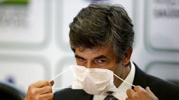 El ministro de Salud saliente Nelson Teich se retira su mascarilla para dar una conferencia de prensa el viernes 15 de mayo de 2020, en el Ministerio de Salud, en Brasilia, Brasil. Teich renunci&oacute; luego de menos de un mes en el puesto.