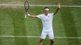 El suizo Roger Federer celebra la victoria contra el francés Richard Gasquet durante el partido de la segunda ronda de individuales masculinos en el cuarto día del Campeonato de Wimbledon